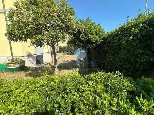 appartamento in vendita a Carrara in zona Marina di Carrara