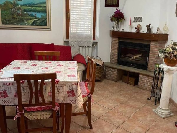 casa semindipendente in vendita a Carrara in zona Bonascola