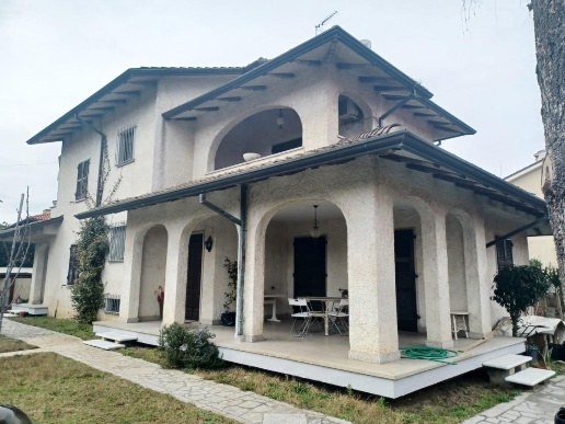 casa indipendente in vendita a Carrara in zona Marina di Carrara