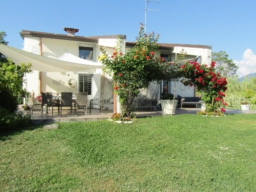 casa indipendente in vendita a Carrara in zona Marina di Carrara