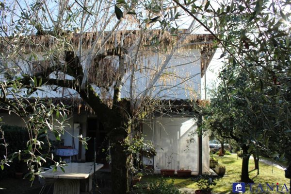 casa indipendente in vendita a Carrara