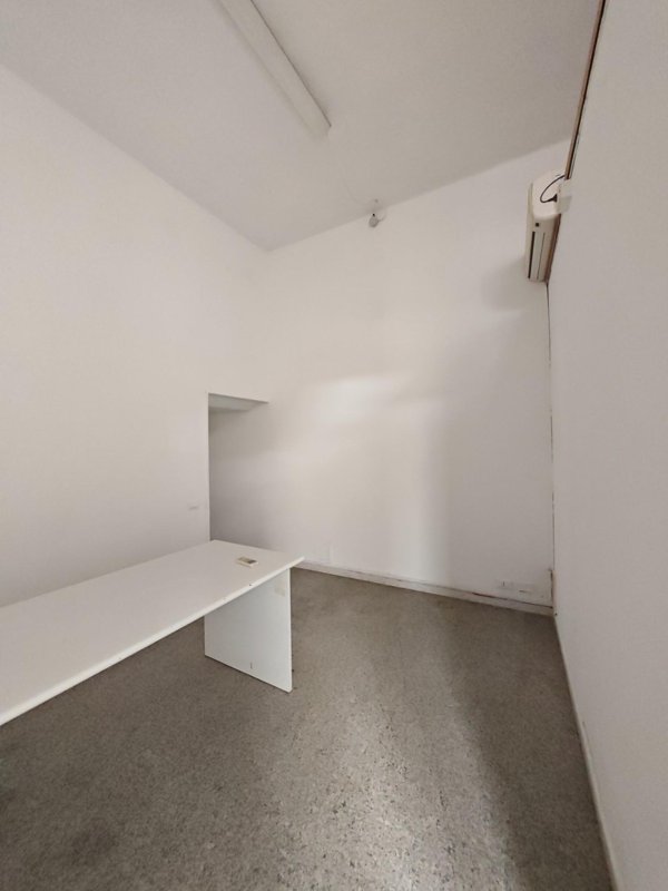 locale commerciale in vendita a Carrara in zona Avenza