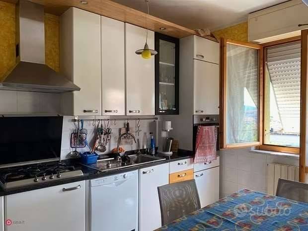 appartamento in vendita a Carrara in zona Avenza
