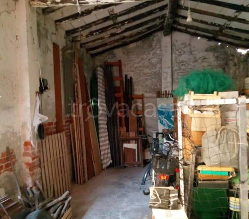 locale commerciale in vendita a Carrara