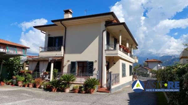 casa indipendente in vendita a Carrara