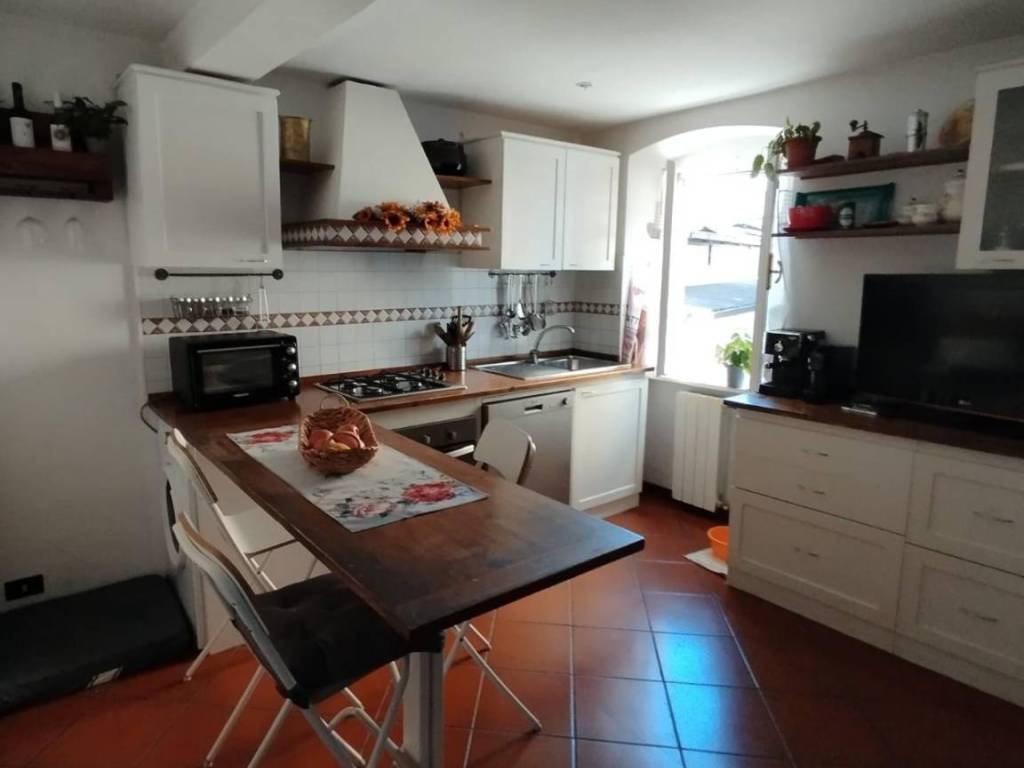 casa indipendente in vendita a Carrara in zona Avenza