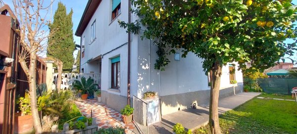casa indipendente in vendita a Carrara in zona Avenza