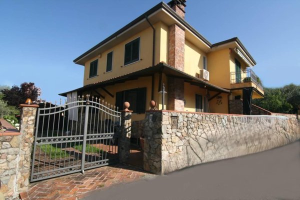 casa indipendente in vendita a Carrara in zona Fossone