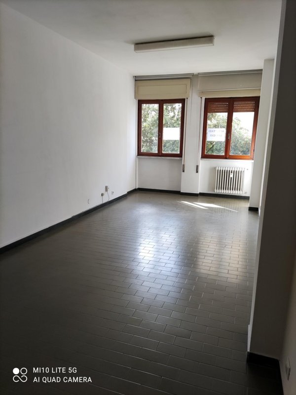 ufficio in vendita a Carrara in zona Avenza