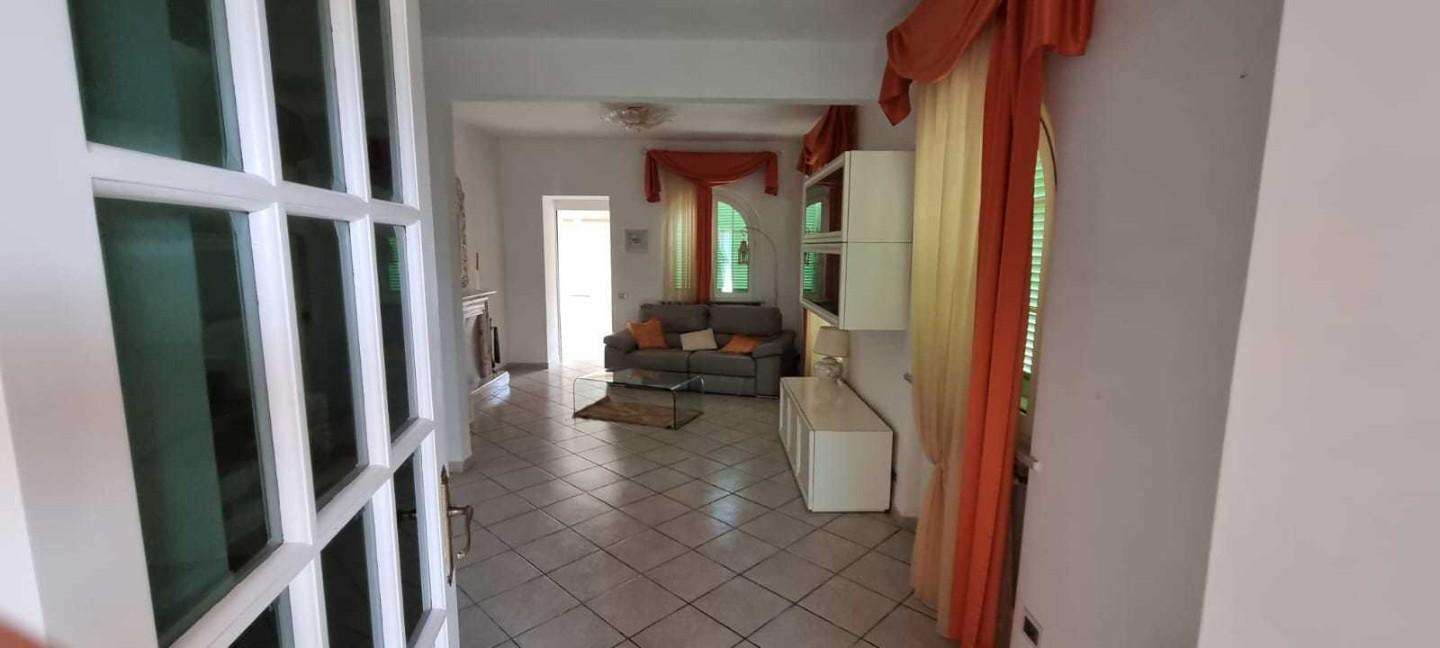 intera palazzina in vendita a Carrara in zona Miseglia