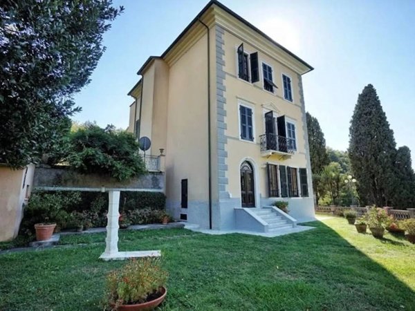 casa indipendente in vendita a Carrara in zona Centro Città