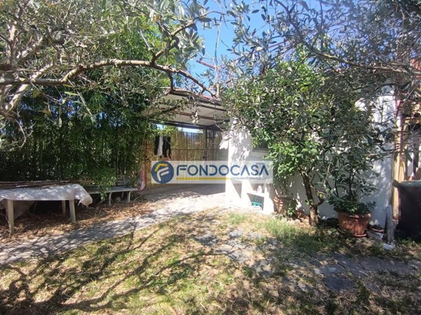 casa indipendente in vendita a Carrara in zona Fossola