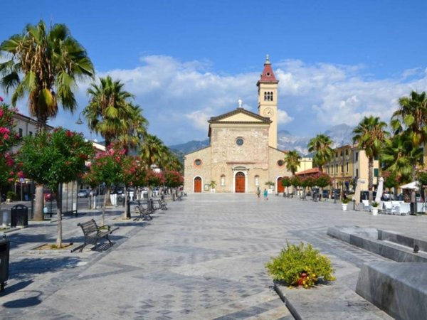 appartamento in vendita a Carrara in zona Marina di Carrara