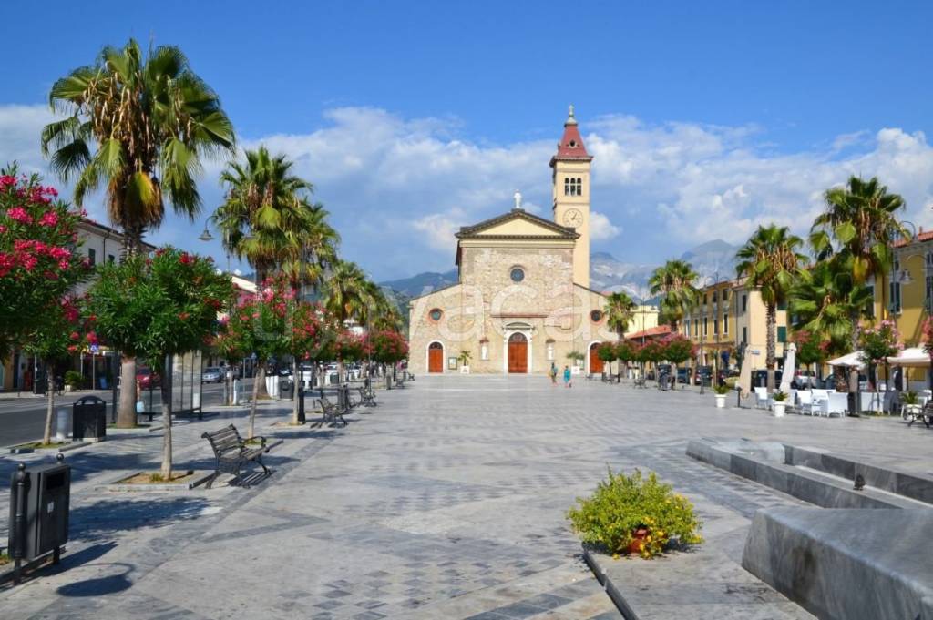 appartamento in vendita a Carrara in zona Marina di Carrara