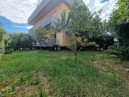 appartamento in vendita a Carrara in zona Marina di Carrara