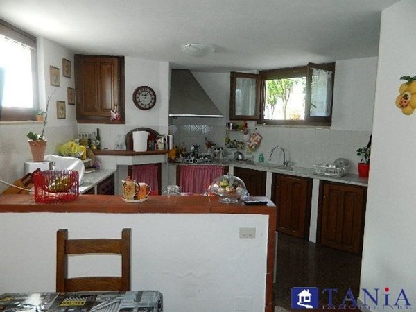 casa semindipendente in vendita a Carrara in zona Avenza