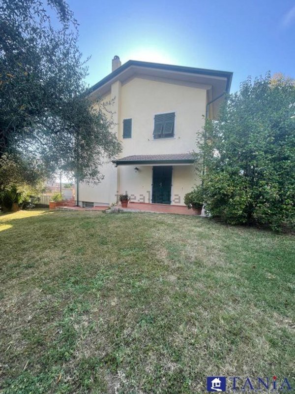 casa semindipendente in vendita a Carrara in zona Bonascola