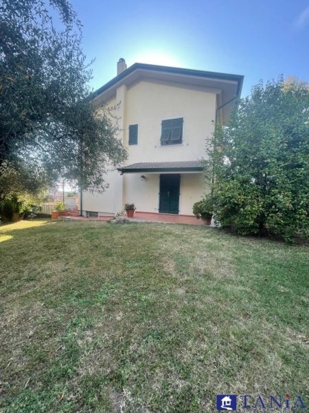 casa indipendente in vendita a Carrara in zona Bonascola