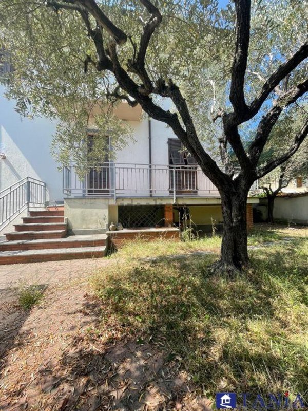 casa semindipendente in vendita a Carrara in zona Avenza