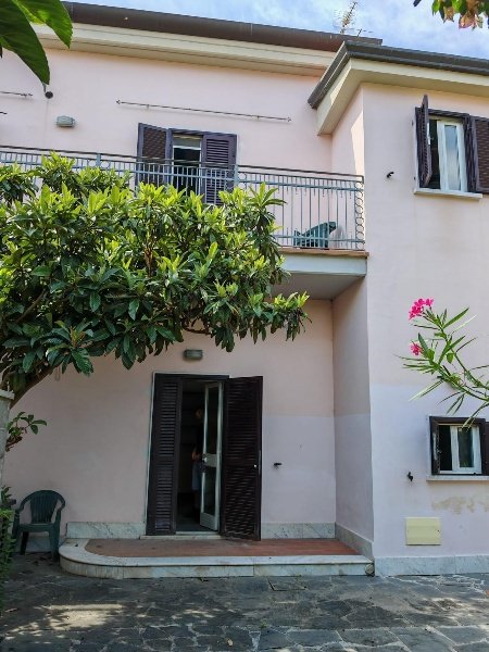 casa indipendente in vendita a Carrara in zona Marina di Carrara