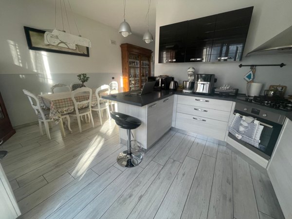 casa indipendente in vendita a Carrara in zona Avenza