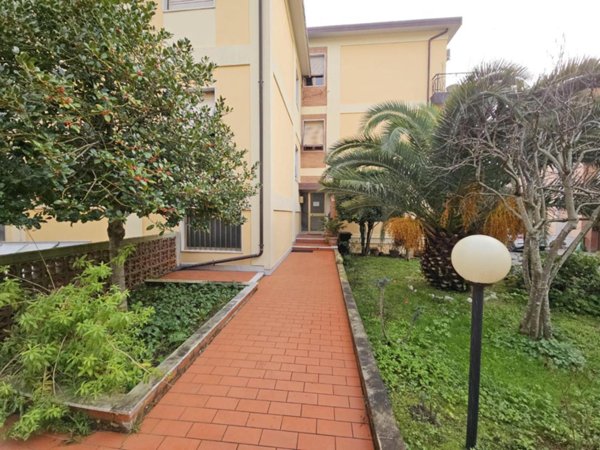 appartamento in vendita a Carrara in zona Bonascola