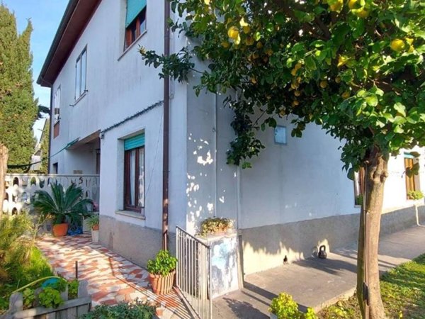 casa indipendente in vendita a Carrara in zona Avenza