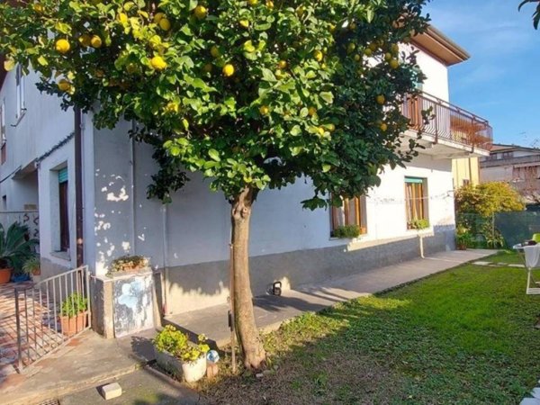 casa indipendente in vendita a Carrara in zona Avenza