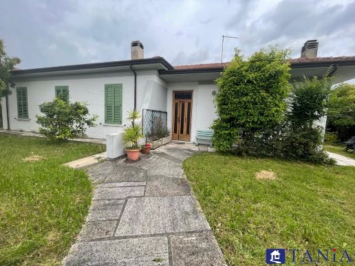 casa indipendente in vendita a Carrara in zona Marina di Carrara