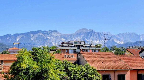appartamento in vendita a Carrara in zona Marina di Carrara