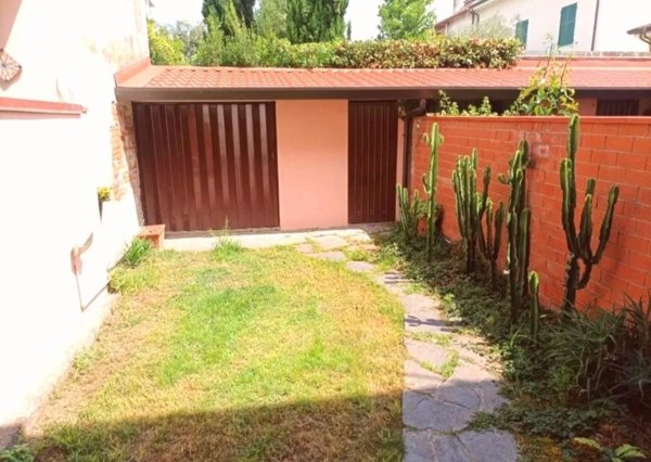 casa indipendente in vendita a Carrara in zona Centro Città