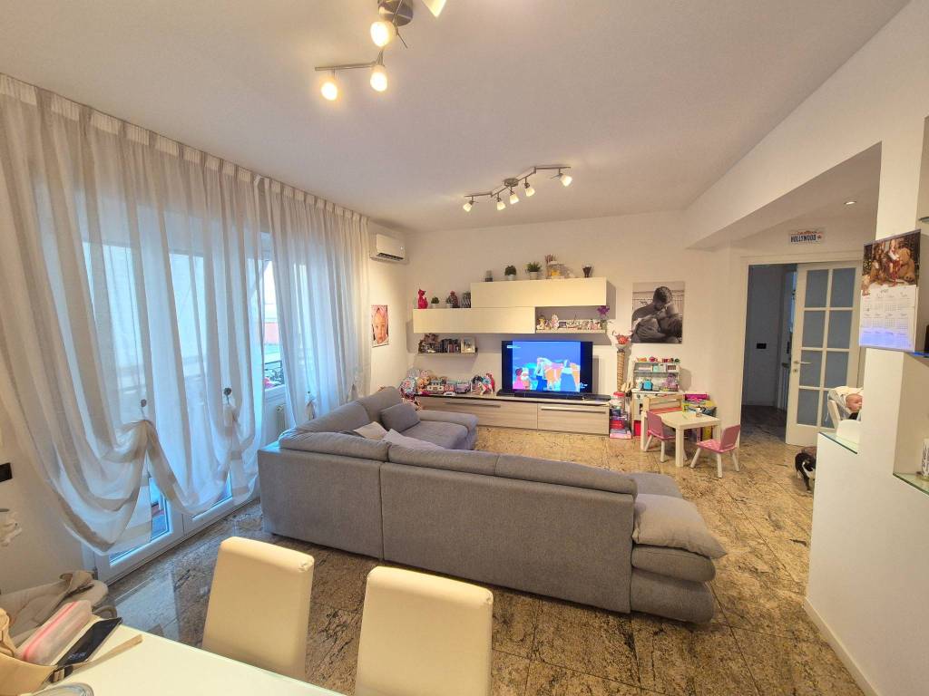 appartamento in vendita a Carrara in zona Marina di Carrara