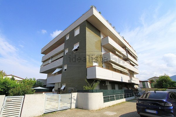 appartamento in vendita a Carrara in zona Marina di Carrara