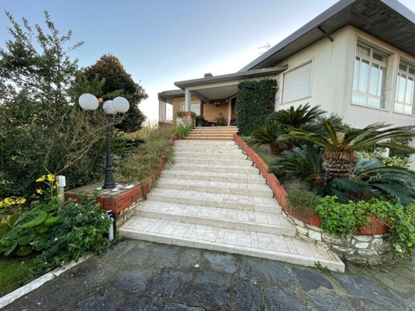casa indipendente in vendita a Carrara