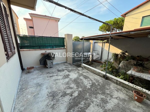casa indipendente in vendita a Carrara in zona Avenza