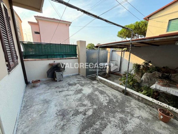 casa indipendente in vendita a Carrara in zona Avenza