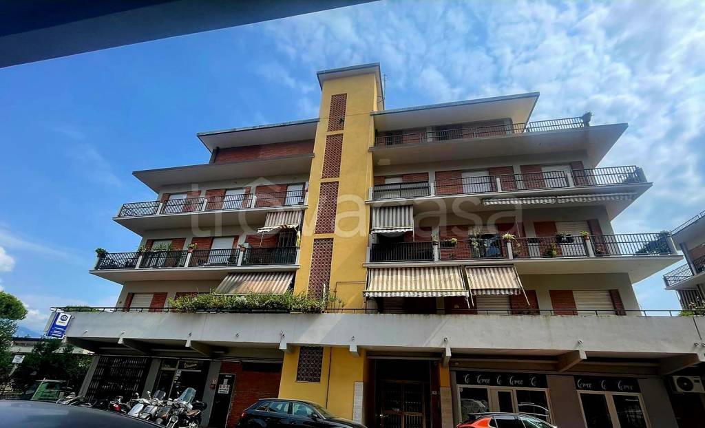 appartamento in vendita a Carrara in zona Marina di Carrara