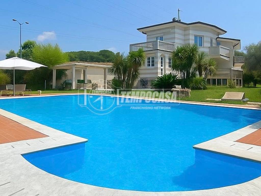 casa indipendente in vendita a Carrara in zona Stadio