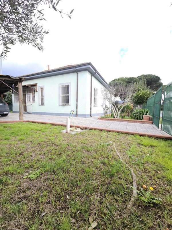 casa indipendente in vendita a Carrara in zona Avenza