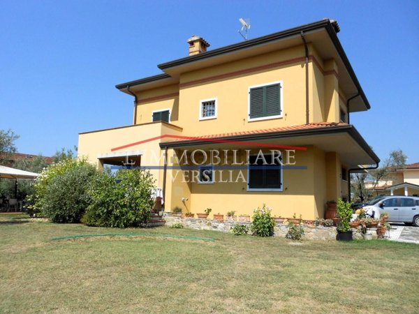 casa indipendente in vendita a Carrara in zona Fossone