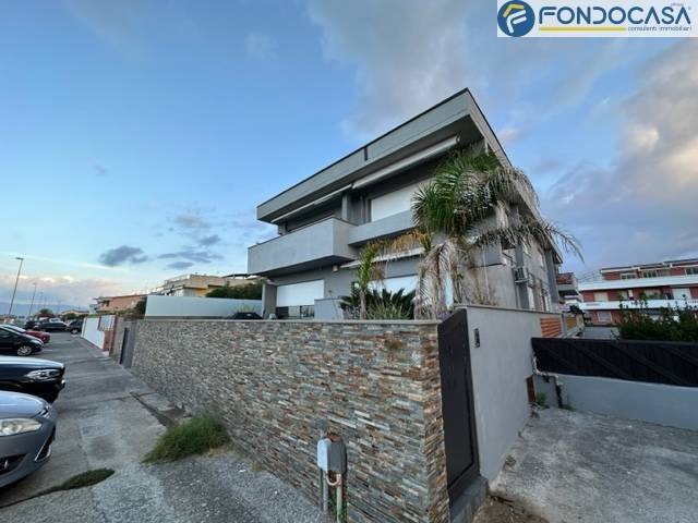 appartamento in vendita a Carrara in zona Marina di Carrara