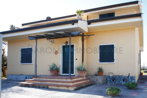 casa indipendente in vendita a Carrara in zona Fossola