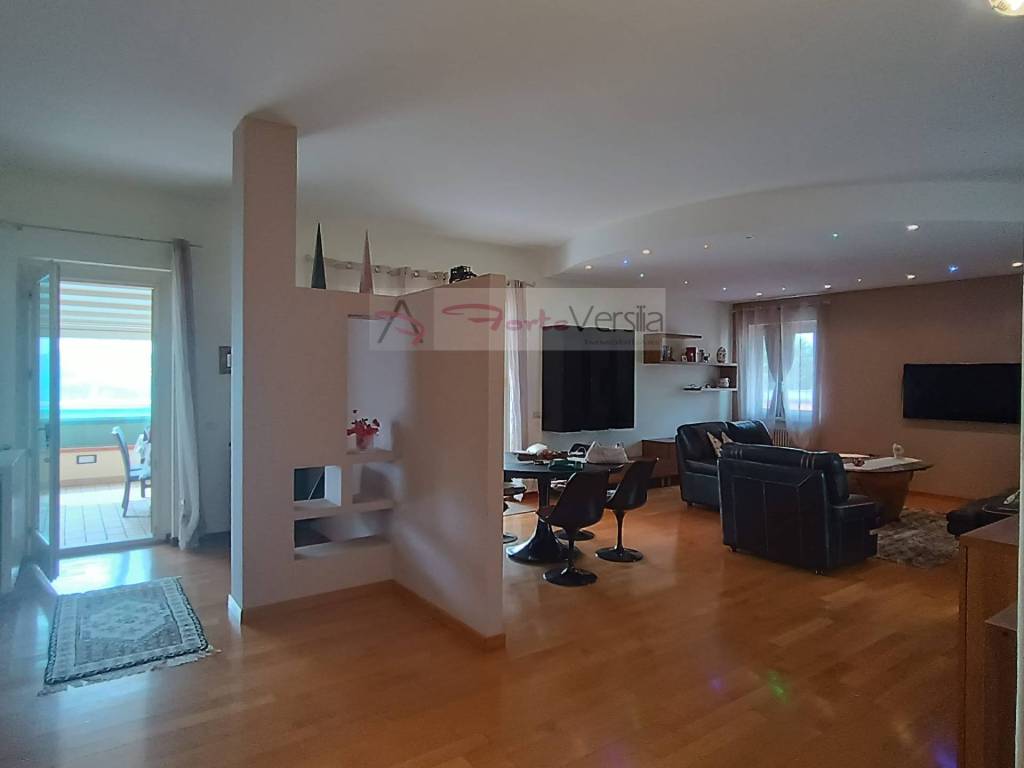 appartamento in vendita a Carrara in zona Marina di Carrara