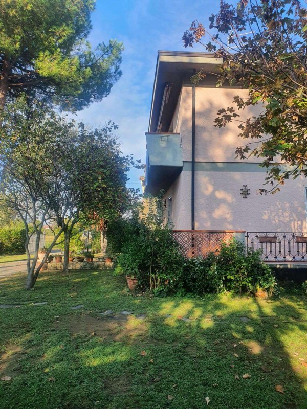 casa indipendente in vendita a Carrara in zona Marina di Carrara