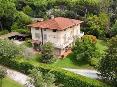 casa indipendente in vendita a Carrara