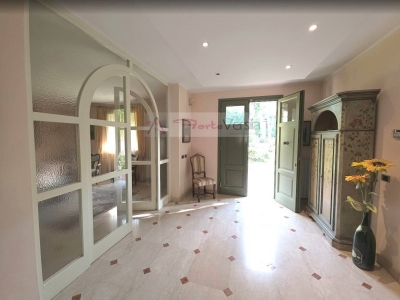 casa indipendente in vendita a Carrara
