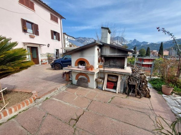 casa indipendente in vendita a Carrara in zona Sant'Antonio
