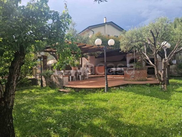 casa indipendente in vendita a Carrara