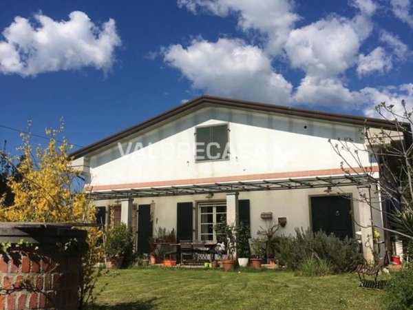 casa indipendente in vendita a Carrara in zona Marina di Carrara