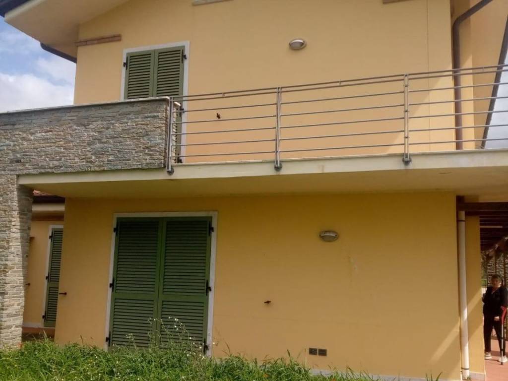 casa indipendente in vendita a Carrara in zona Avenza